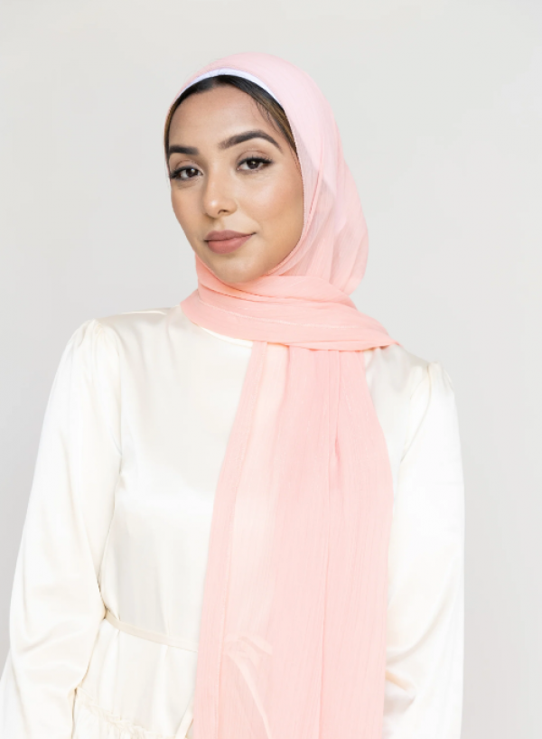 Hijab sifon dengan motif garis-garis lembut